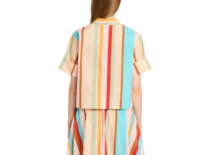 Cropped
Collared
Covered button placket
Folded sleeves
100% cotton poplin