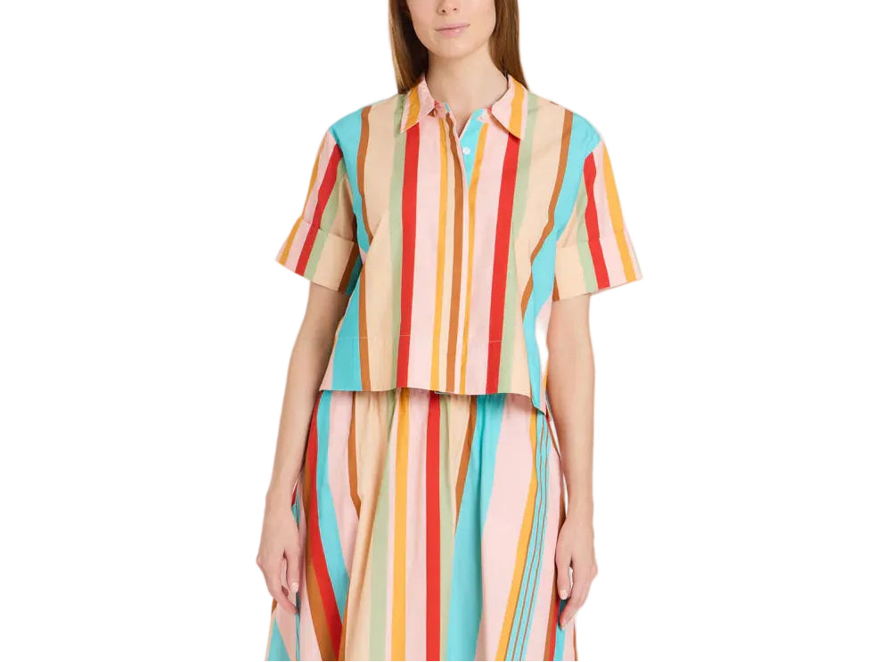 Cropped
Collared
Covered button placket
Folded sleeves
100% cotton poplin