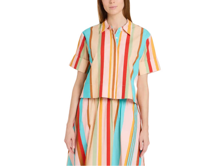 Cropped
Collared
Covered button placket
Folded sleeves
100% cotton poplin