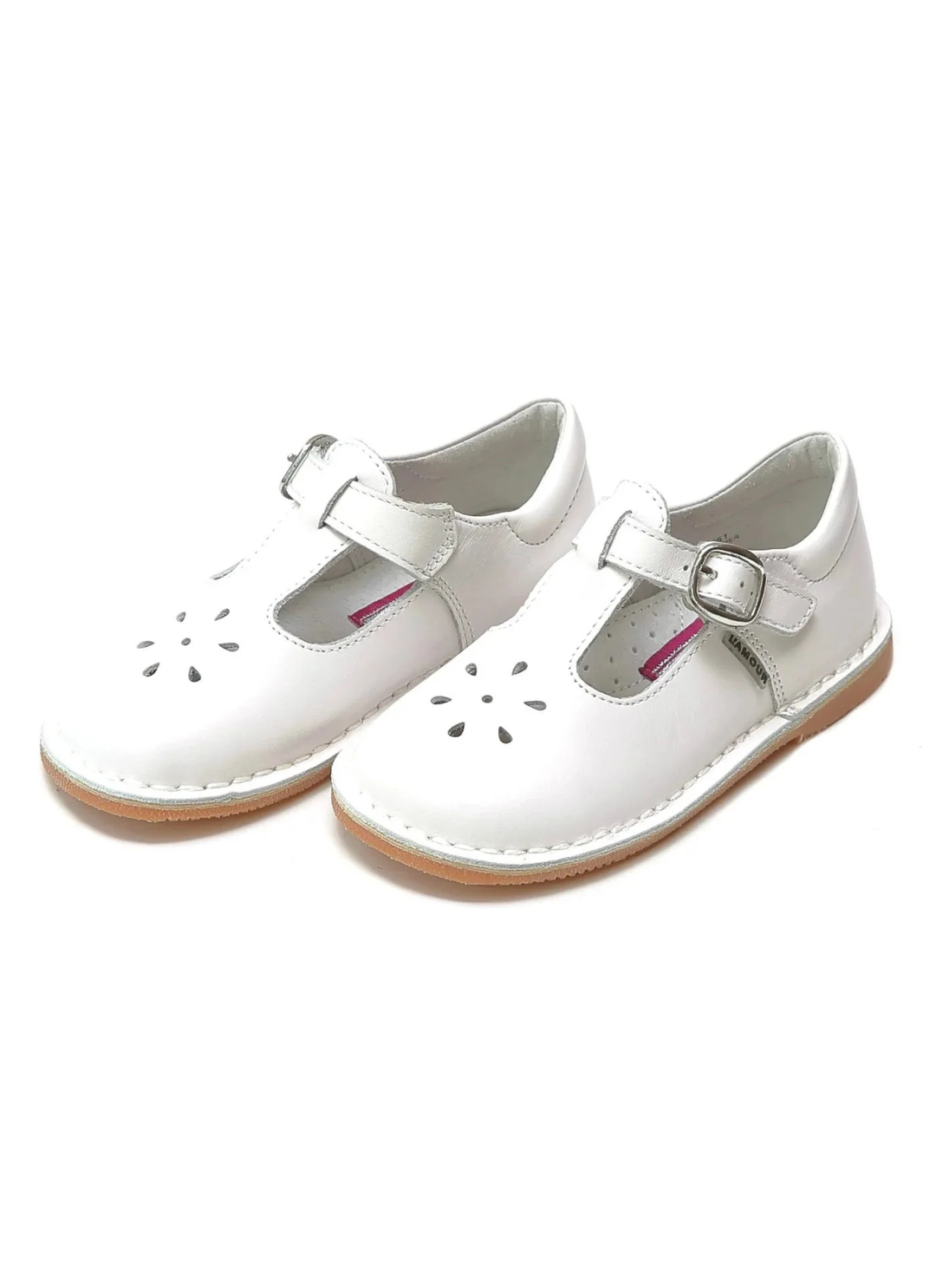 Joy, with its t-strap and perforated design, is an impeccable timeless shoe. This mary jane can become your child&