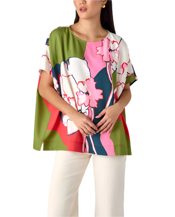 Calling all tunic lovers! With its flattering dolman silhouette, boat neckline, and side slits, the Maxine Tunic is the perfect addition to your wardrobe. 