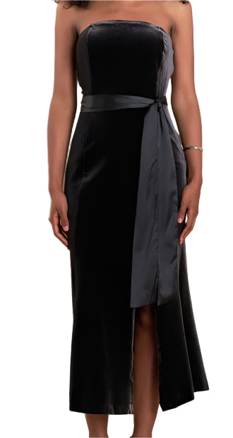 This Strapless Velvet Maxi Dress is perfect for any occasion. Its velvet fabric feels luxurious and ensures a comfortable and flattering fit. 
