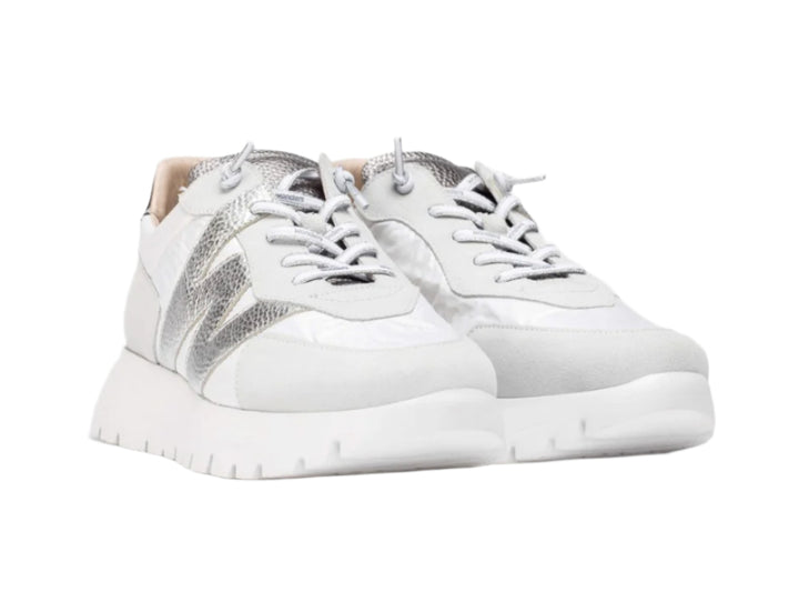 OSLO sneakers made of a combination of suede leather and white textile. This comfortable, trendy design features our iconic metallic leather "W" on the outer side. Fastened with branded elastic laces for practicality and style. The WondersFly™ technology sole by XL EXTRALIGHT® ensures exceptional lightness and extraordinary comfort. The removable MemoryGel insole adapts perfectly, ensuring comfort in every step. Ready to feel the #YesWeFly sensation. 