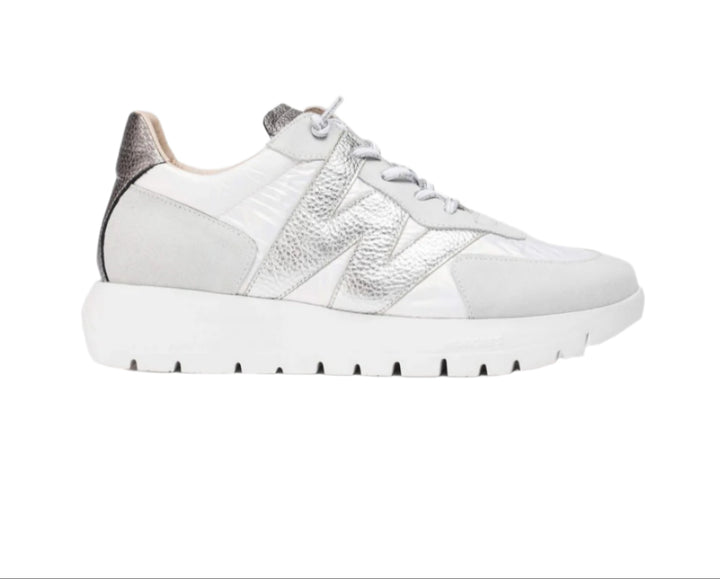 OSLO sneakers made of a combination of suede leather and  textile. This comfortable, trendy design features our iconic metallic leather "W" on the outer side. Fastened with branded elastic laces for practicality and style. The WondersFly™ technology sole by XL EXTRALIGHT® ensures exceptional lightness and extraordinary comfort. The removable MemoryGel insole adapts perfectly, ensuring comfort in every step. Ready to feel the #YesWeFly sensation. 