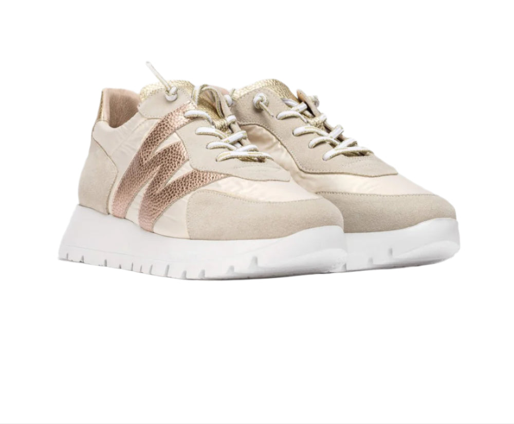 OSLO sneakers made of a combination of suede leather and textile. This comfortable, trendy design features our iconic metallic leather "W" on the outer side. Fastened with branded elastic laces for practicality and style. The WondersFly™ technology sole by XL EXTRALIGHT® ensures exceptional lightness and extraordinary comfort. The removable MemoryGel insole adapts perfectly, ensuring comfort in every step. Ready to feel the #YesWeFly sensation. 
