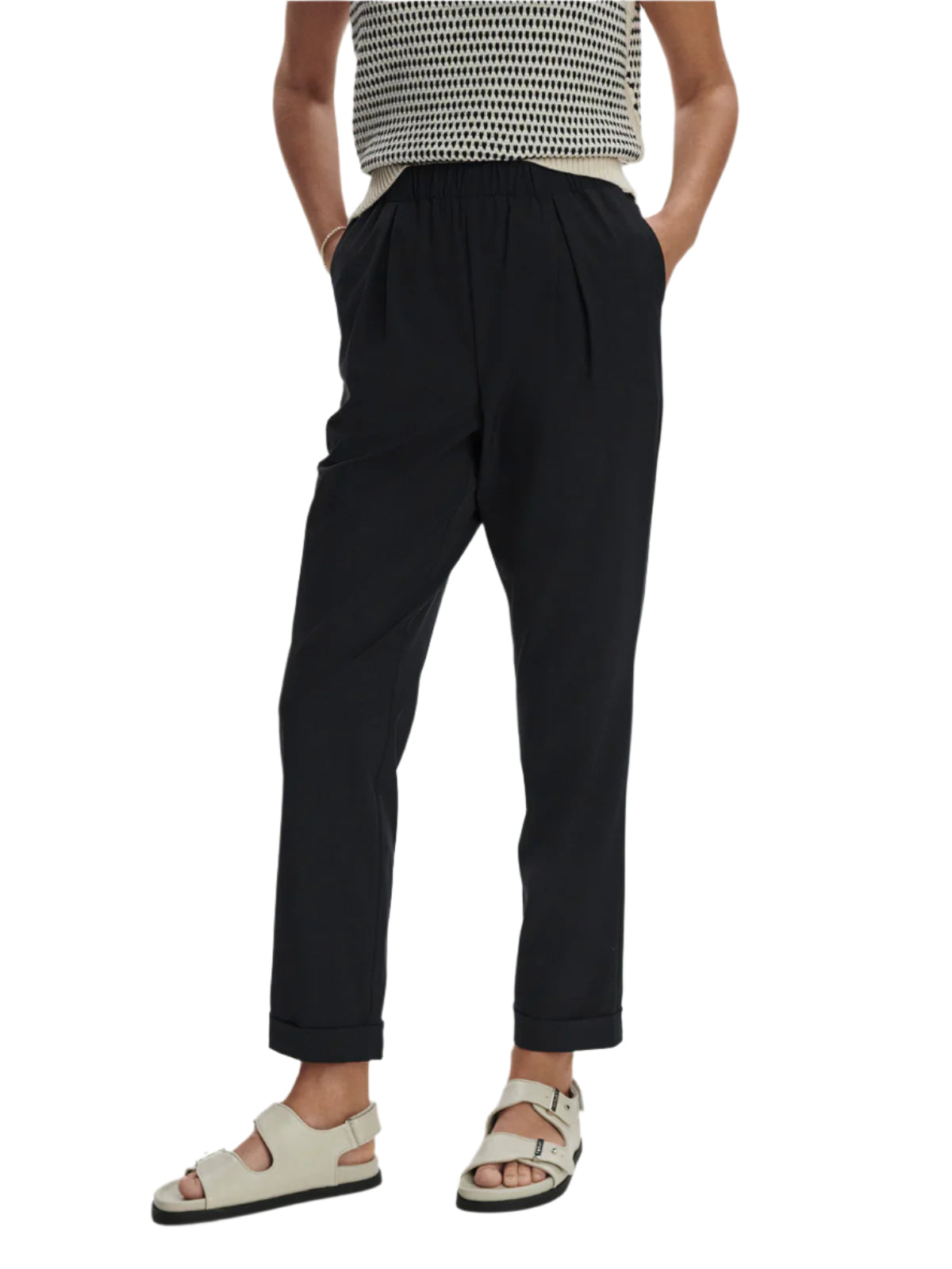 The Alana pants are cut to a slim, tapered fit with an elasticated waistband and turn-up cuffs. Crafted from our Soft Stretch Woven fabric, they offer all-day comfort and a lightweight feel, making them a go-to for any occasion.