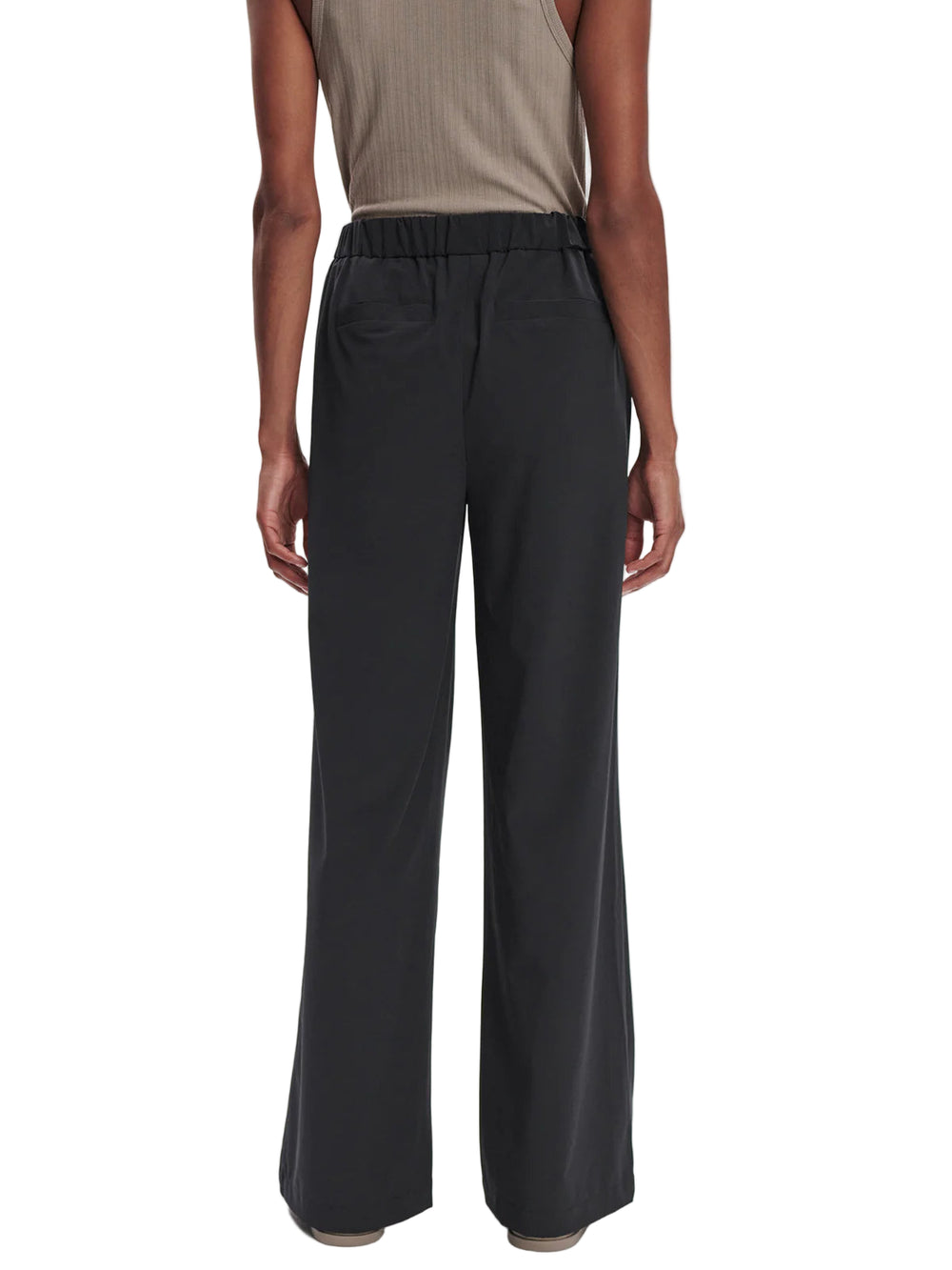 Made from our Soft Stretch Woven fabric, the Kayson pants are an elegant, versatile staple for every season.