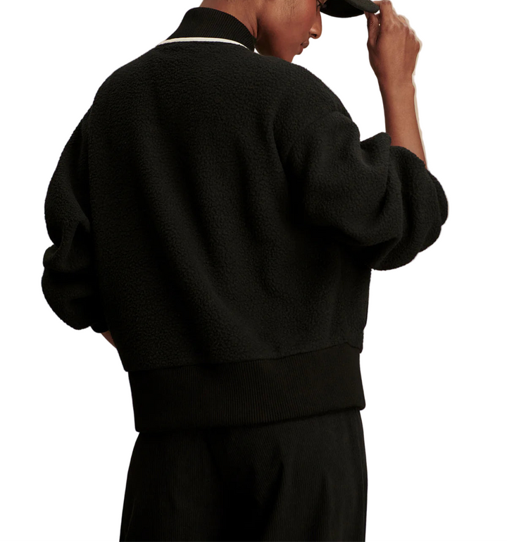 Cut to a classic, easy bomber shape, the Hansley is a stylish and versatile layering essential. Crafted from soft fleece with a chunky, knitted rib collar and cuffs, it offers warmth and comfort on colder days. Elegant contrast tipping along the collar and down the front bring structure to the design.