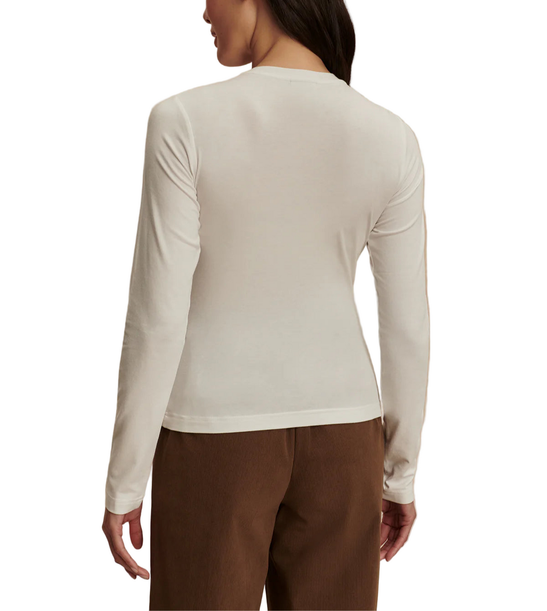 A longsleeve version of the Regina fitted tee, the Edna is a light layering essential.