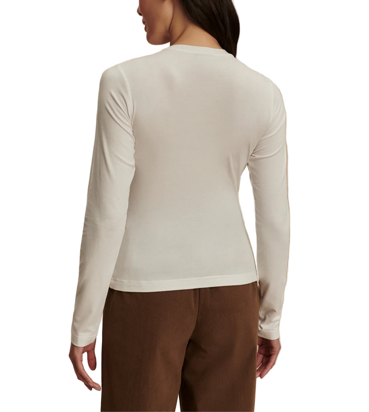 A longsleeve version of the Regina fitted tee, the Edna is a light layering essential.