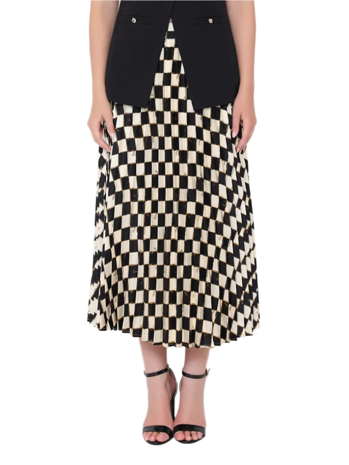 Step out in style with the Esther Long Skirt in Black Multi! Featuring a charming check print and delicate pleats, this skirt adds a playful twist to your wardrobe.