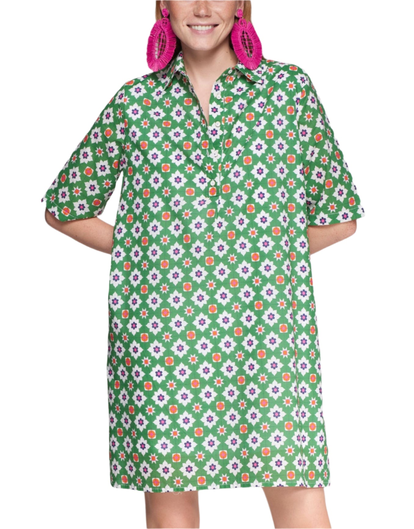 Short dress with green geometric flower print. Shirt collar with shirt buttons. Short sleeve.