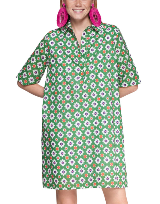 Short dress with green geometric flower print. Shirt collar with shirt buttons. Short sleeve.