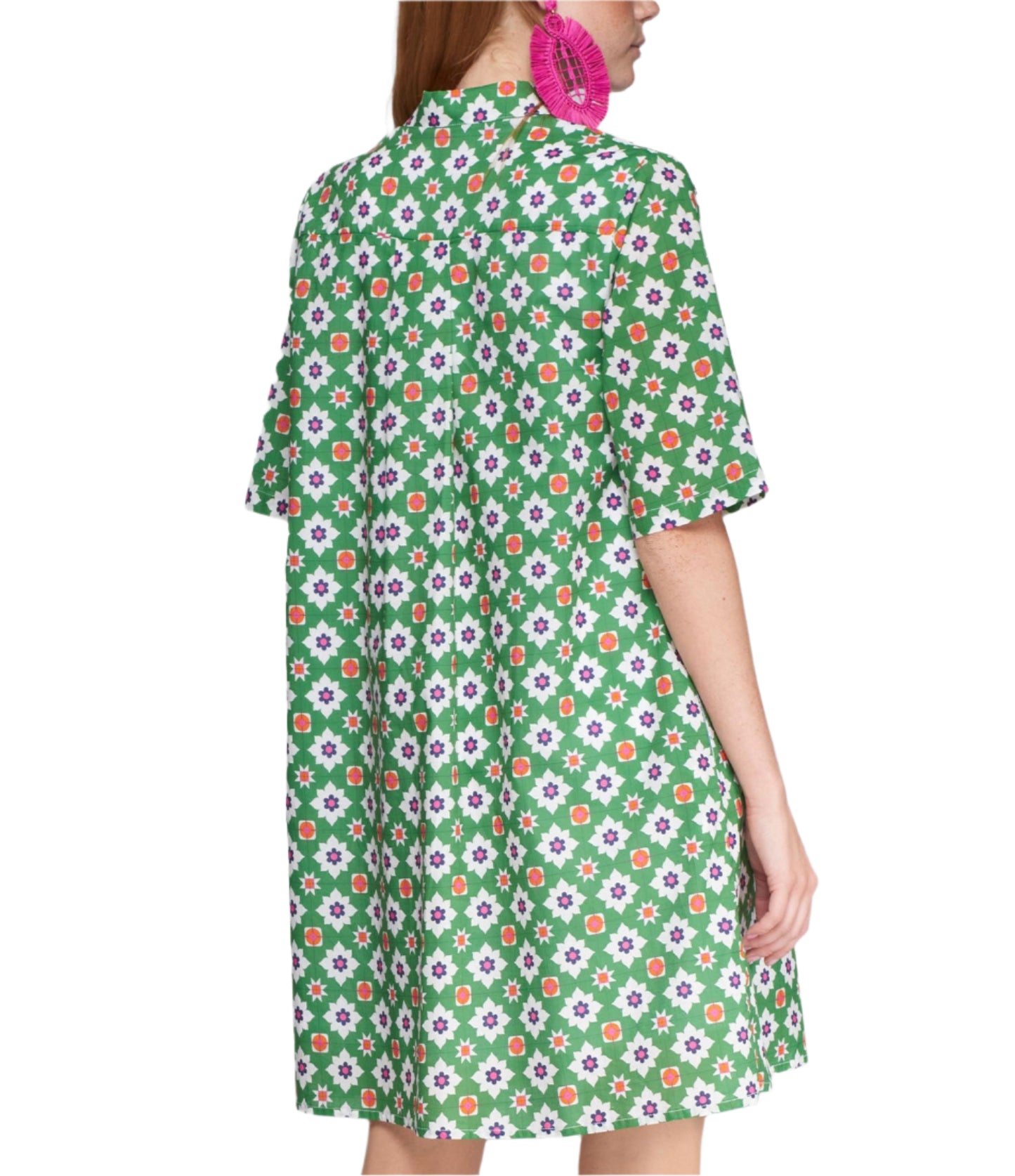 Short dress with green geometric flower print. Shirt collar with shirt buttons. Short sleeve.