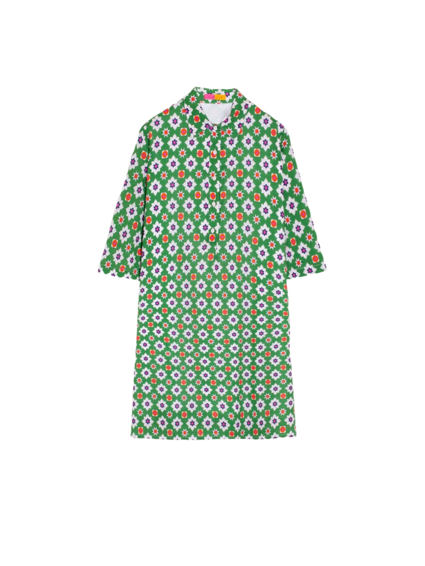 Short dress with green geometric flower print. Shirt collar with shirt buttons. Short sleeve.