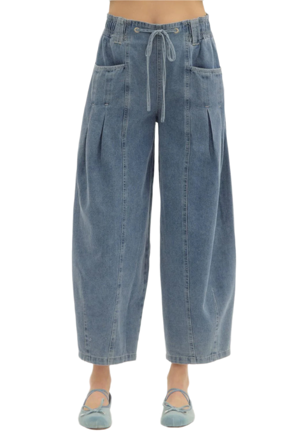 Denim high waist pleated ankle lenght balloon pants with front pockets. Self drawsting elasticated waistband. Unlined. Woven. Non-sheer. Lightweight.