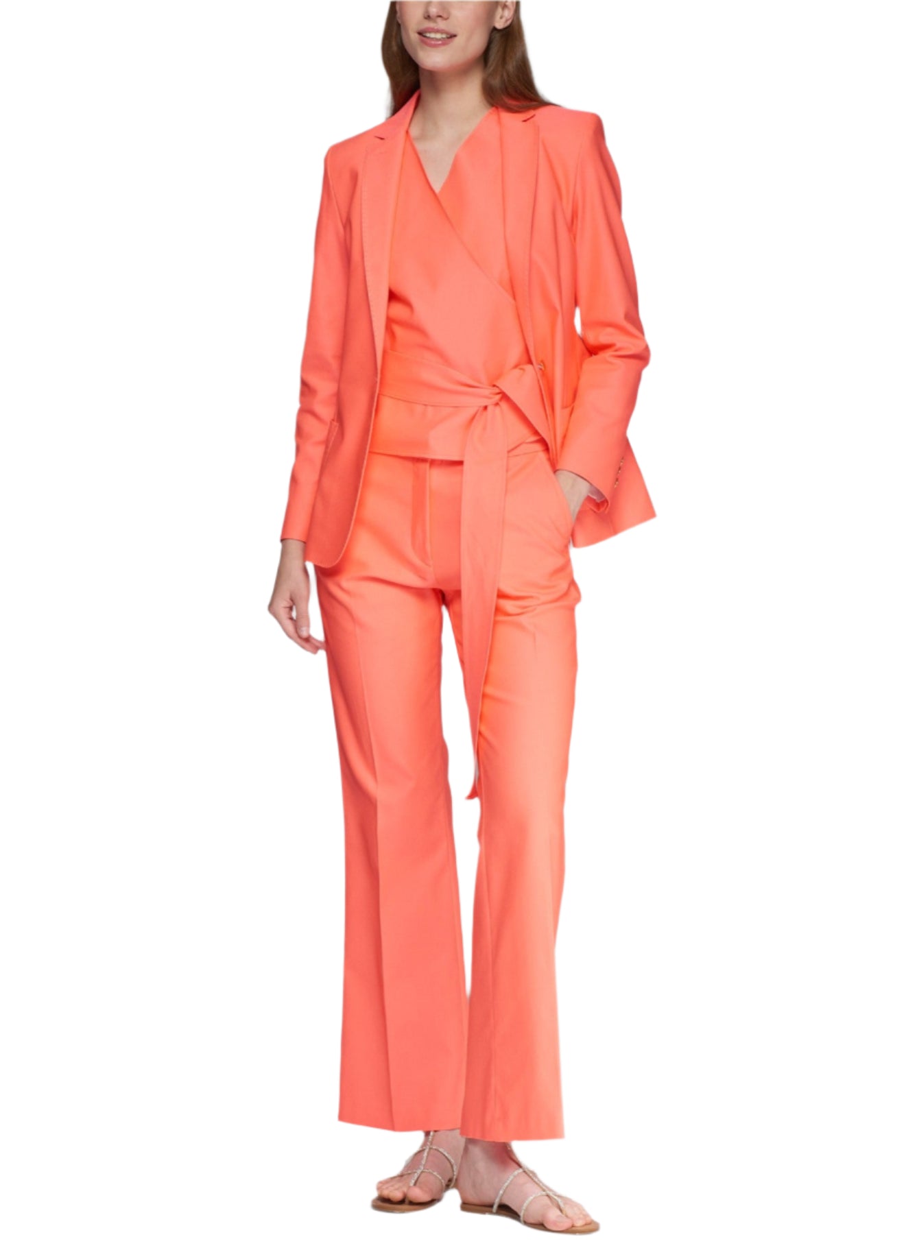 Fluor orange blazer. Front fastening with gold star button. Patch pockets. Stretch fabric and lining. Exclusive Vilagallo printed lining.

Fluorescent orange elastic pants. Side pockets. Elastic fabric. Matching top and jacket available.