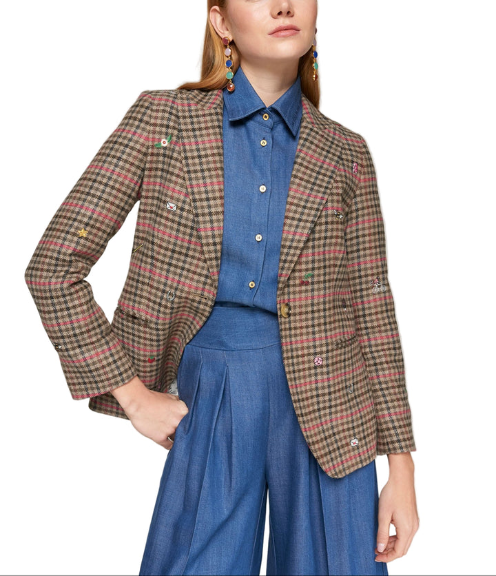 Fitted blazer in brown houndstooth with fuchsia stripes. Decorated with small colorful embroidered motifs on the front and sleeves. The inner back collar features a “WOW!” embroidery. Front closure with button. Structured wool-blend fabric.