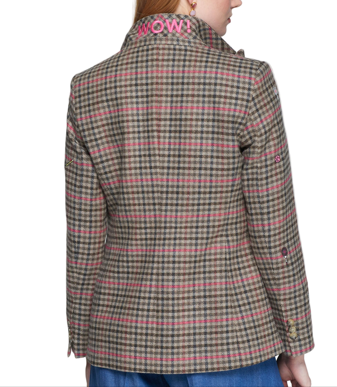 Fitted blazer in brown houndstooth with fuchsia stripes. Decorated with small colorful embroidered motifs on the front and sleeves. The inner back collar features a “WOW!” embroidery. Front closure with button. Structured wool-blend fabric.