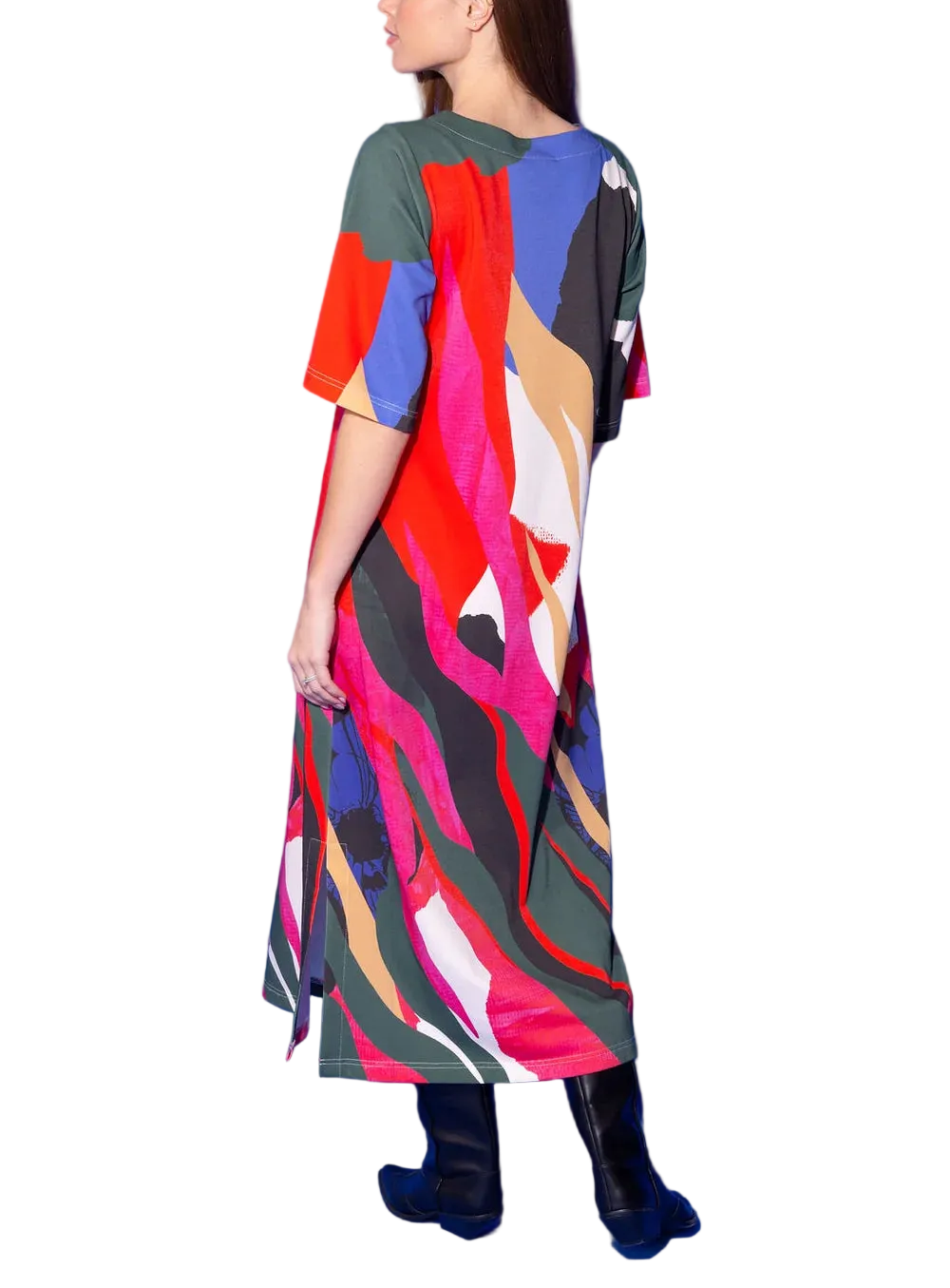 The Tilly Dress in Solar Vines is effortlessly bold and utterly artistic. Sweeping brushstrokes of hot pink, forest green, red, camel, and black cascade dramatically across this relaxed maxi in a print that's fierce, expressive, and completely impossible to ignore. A simple crew neckline and easy short sleeves keep the silhouette laid-back and cool, letting this stunning abstract print take center stage from head to hem.