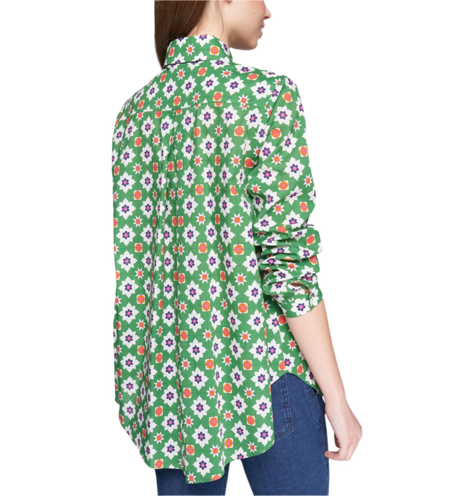 Green shirt with flowers and geometric motifs. Front fastening with shirt buttons. Long sleeves with cuffs. 100% cotton. 