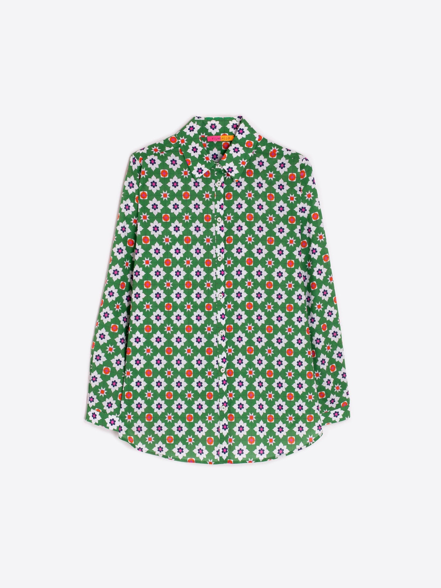 Green shirt with flowers and geometric motifs. Front fastening with shirt buttons. Long sleeves with cuffs. 100% cotton. 