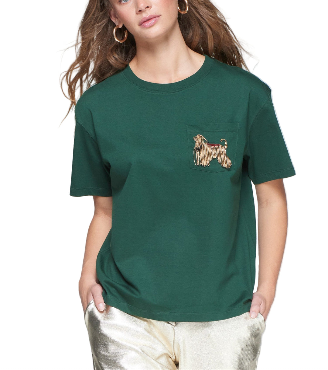 Short-sleeved green T-shirt with a dog silhouette embroidered in gold beadwork on the chest pocket. 100% cotton, round neck and straight cut