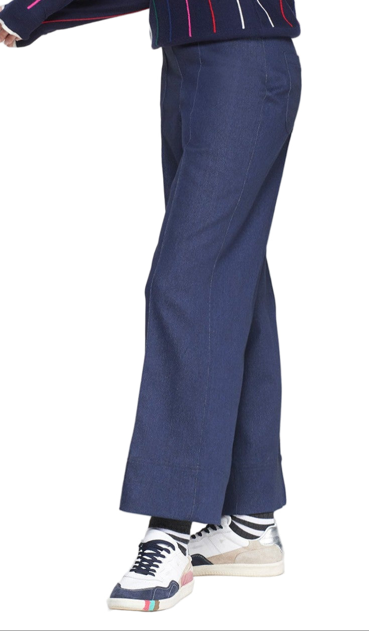 Straight-leg trousers in dark blue denim with cropped length and front seam. Made from stretch fabric for structure and comfort. Back patch pockets and clean hemline. Mid-rise waist. A versatile piece for fall outfits.
