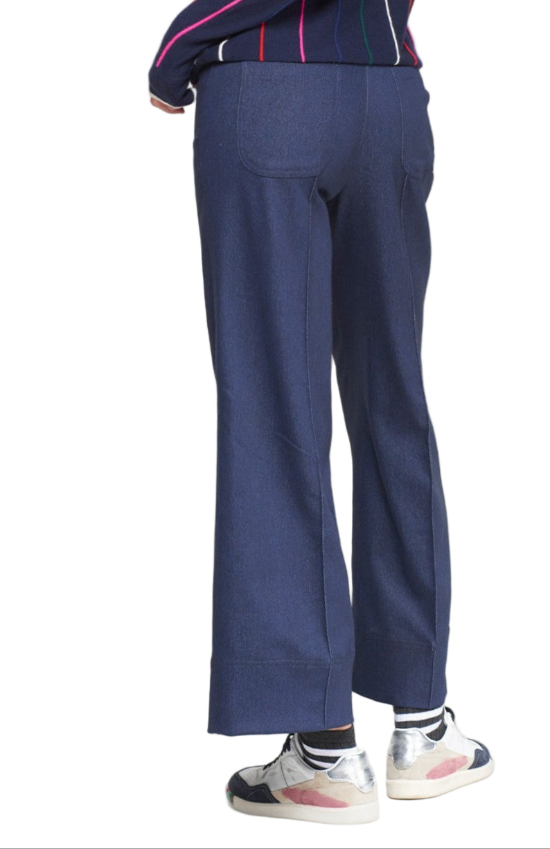 Straight-leg trousers in dark blue denim with cropped length and front seam. Made from stretch fabric for structure and comfort. Back patch pockets and clean hemline. Mid-rise waist. A versatile piece for fall outfits.