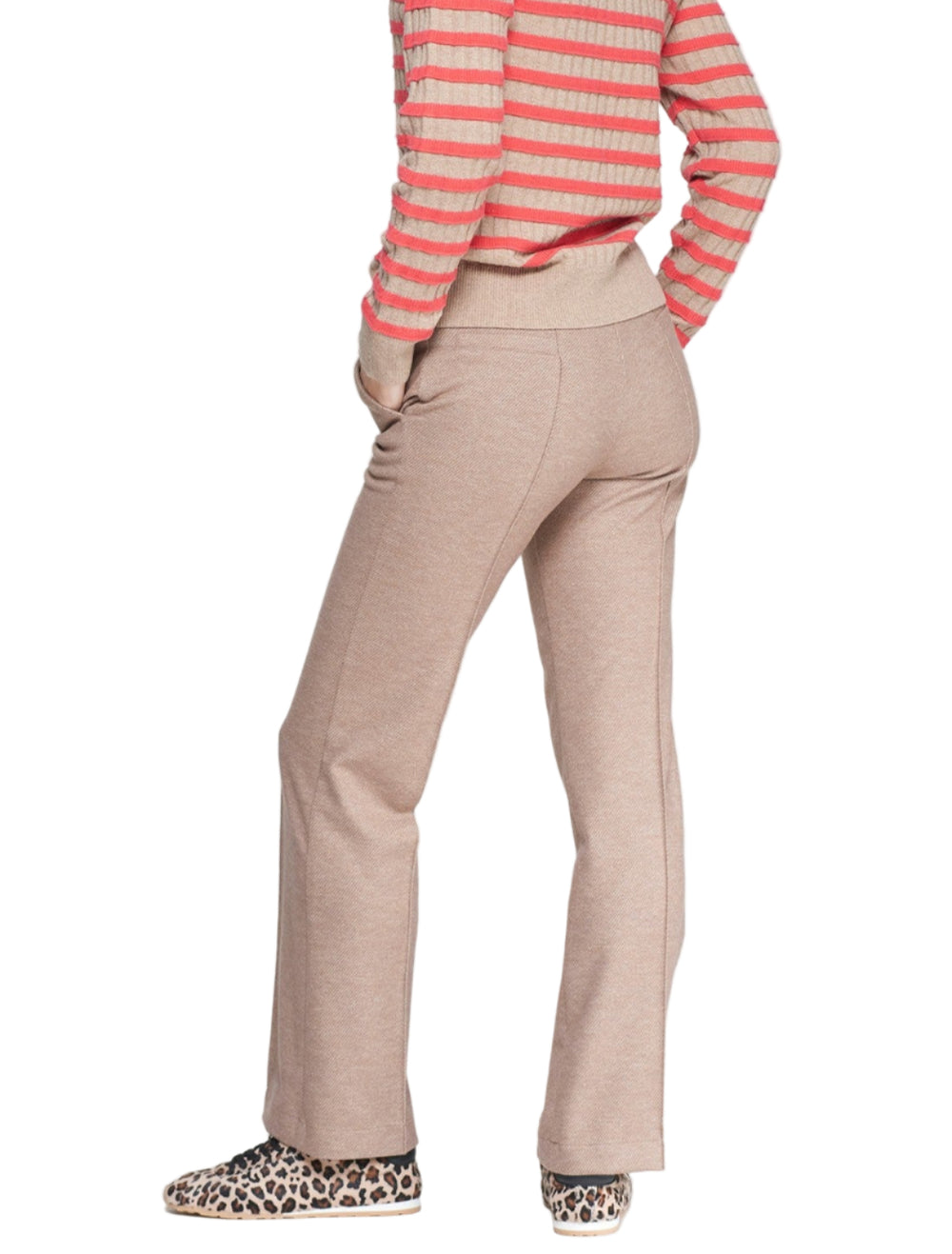 Beige straight trousers made of structured diagonal knit fabric. Mid-rise waist with visible belt loops and vertical seams on both front and back. Clean design with front pockets. Slight stretch for comfort. Designed to be worn with a matching jacket in the same fabric.

