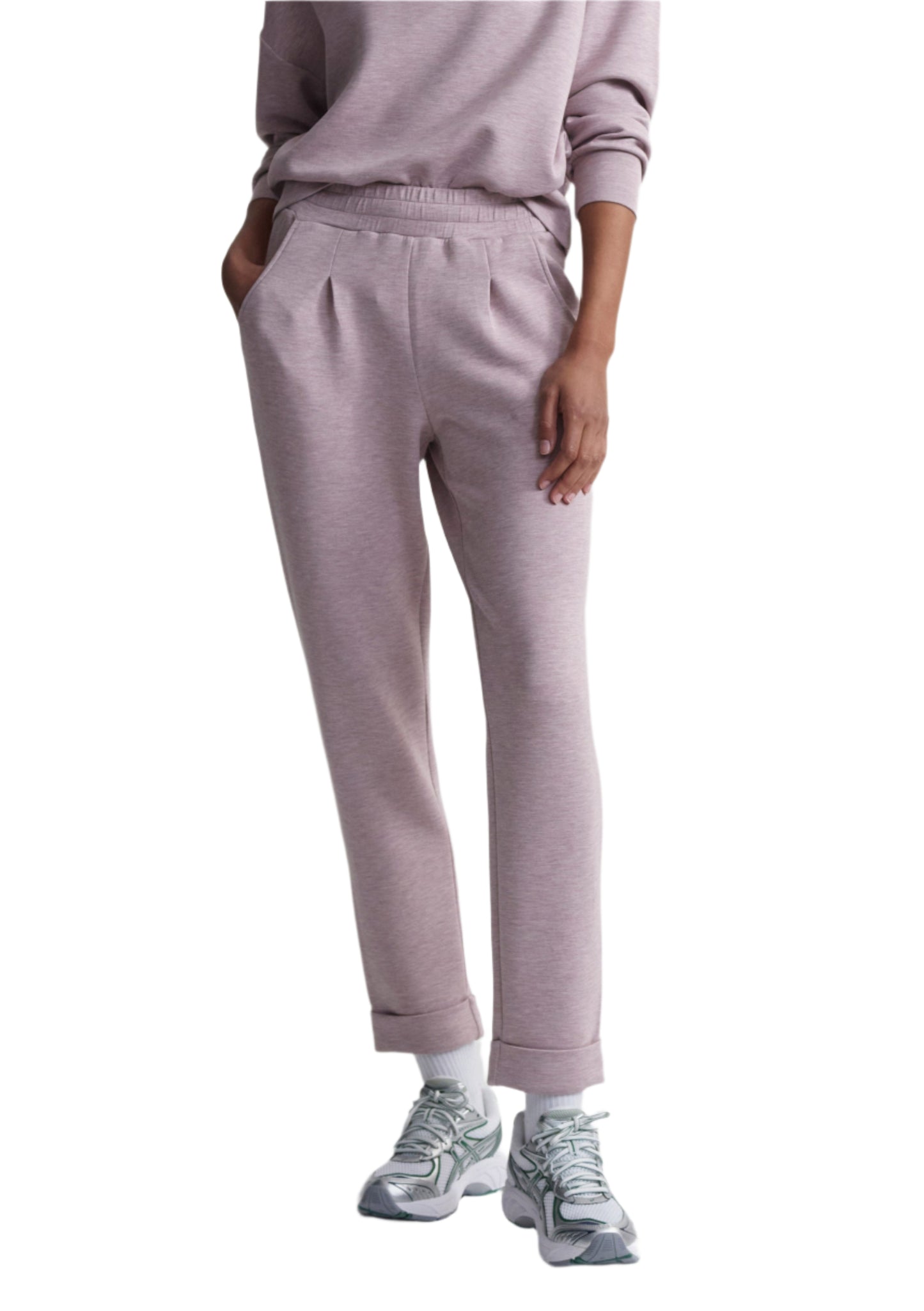 Tailored for a slim, tapered fit, these pants feature an elegant, rolled cuff, shaped pockets, and flattering front and back darts at the waistband for an elevated touch. Perfect for pairing with our DoubleSoft™️ sweaters and sweaters, they are the ultimate wardrobe essential.