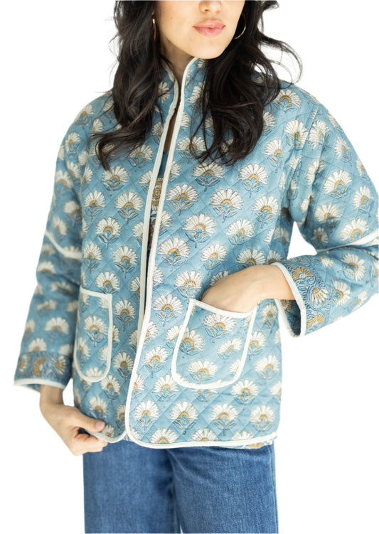  features a quilted material with long sleeves, side pockets, and a mandarin collar. 